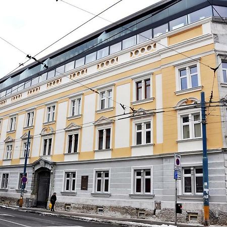 Modern & Historic Apartment Bratislava Extérieur photo